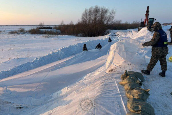 В СКО военные укрепляют дамбы