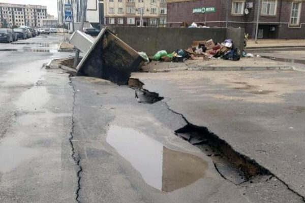 Непогода в Актау: мусорные контейнеры провалились под землю