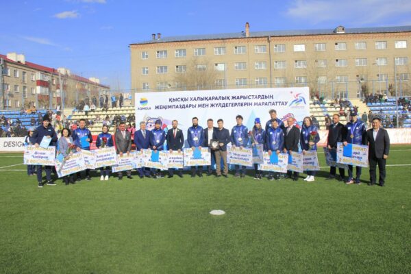Спортсмены-медалисты получили денежные сертификаты от акима области
