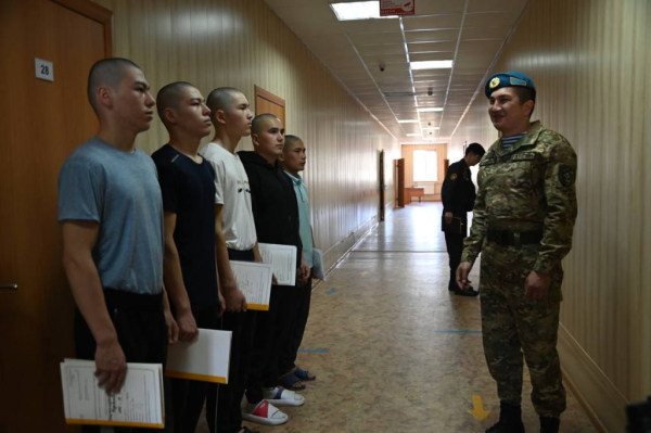Братья-близнецы из Мангистау отправились служить в десантно-штурмовые войска