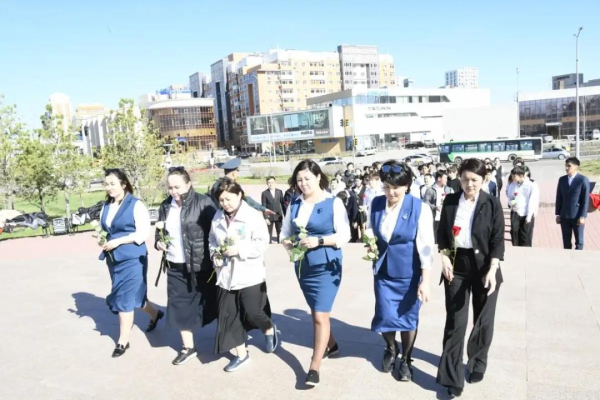 Цветы герою: школьники столицы почтили память Бауыржана Момышулы