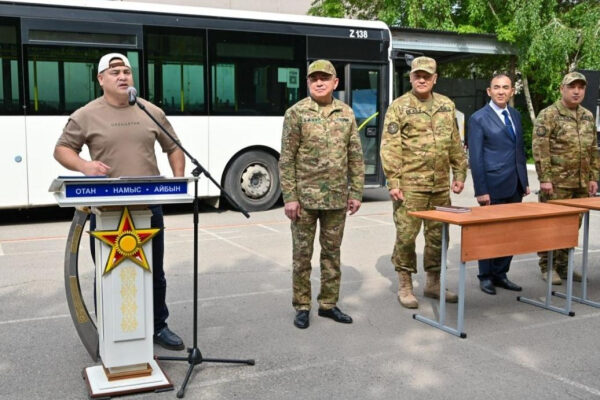 Воинские сборы: певец Ибрагим Ескендір и силач Тимур Спатаев надели военную форму