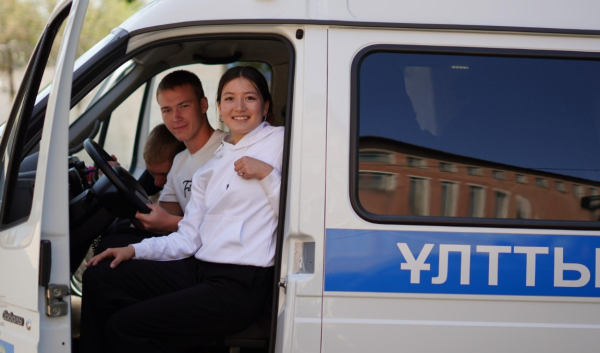 В Усть-Каменогорске гвардейцы подарили радость детям