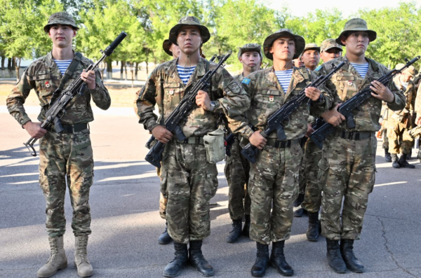В Конаеве новобранцам вручили боевую технику
