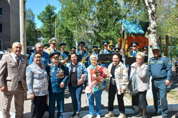 Военнослужащие поздравили ветерана в Усть-Каменогорске