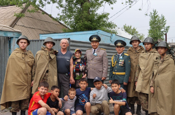 Гвардейцы почтили тружеников тыла