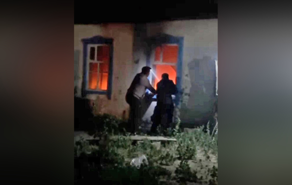 Военнослужащий Вооруженных сил вынес женщину из горящего дома