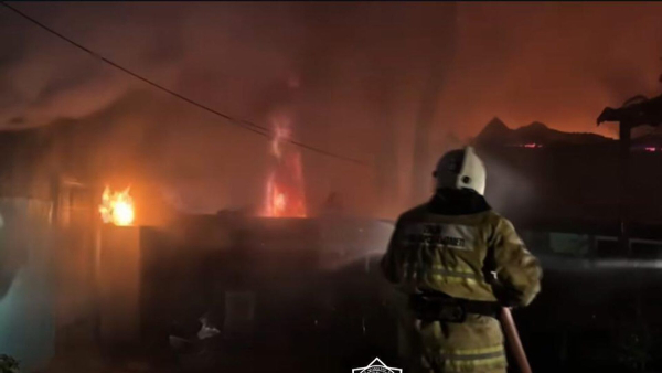Роковая ночь: во время пожара в Алматы погиб мужчина и опрокинулась машина спасателей