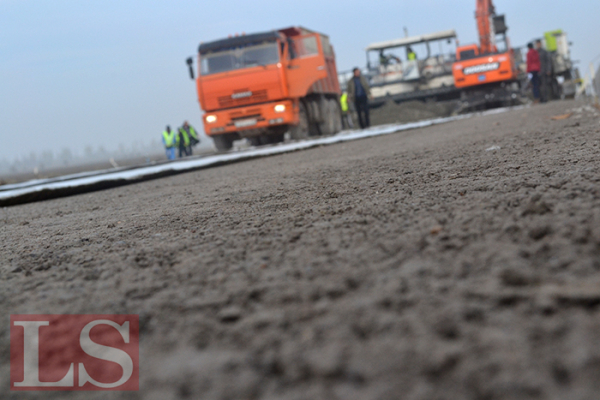 В дороги Казахстана закатают почти 600 млрд тенге