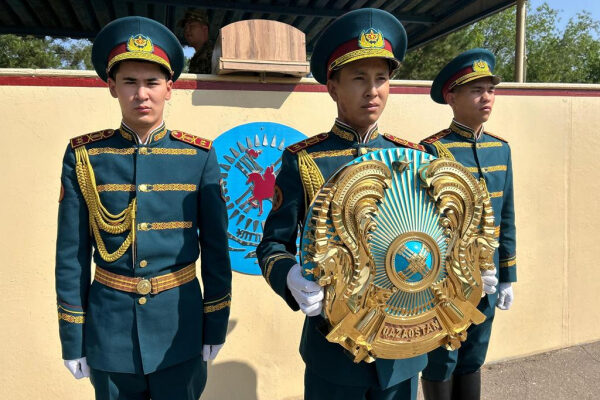 В Уральске военнослужащие Национальной гвардии отметили День государственных символов