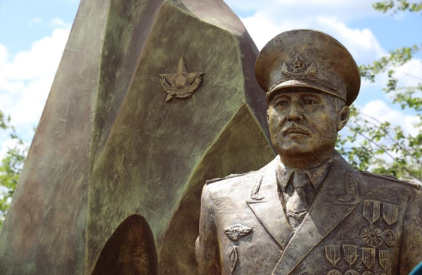 В Астане открыт памятник генералу Бакыту Курманбаеву