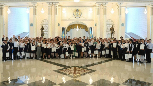 В Казахстане в день защиты детей провели экскурсию для ребят в резиденции президента