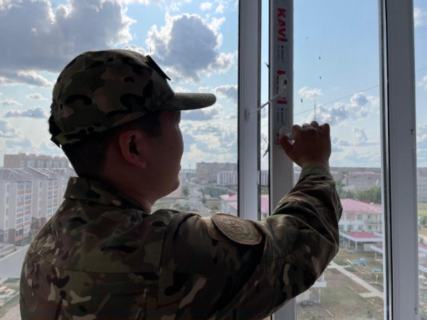Окна под контролем: МЧС усиливает меры безопасности в домах казахстанцев