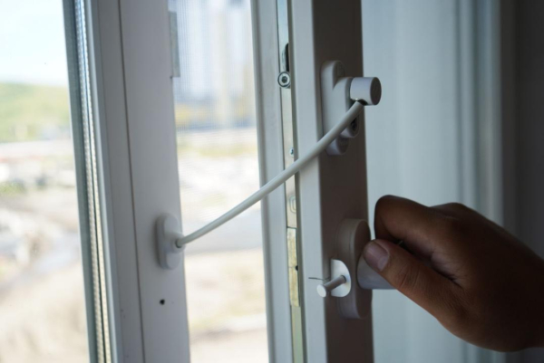 Окна под контролем: МЧС усиливает меры безопасности в домах казахстанцев