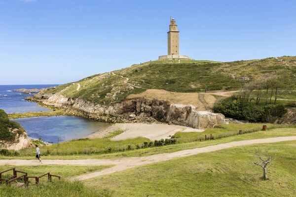 Свет во тьме: самые живописные маяки мира - фото