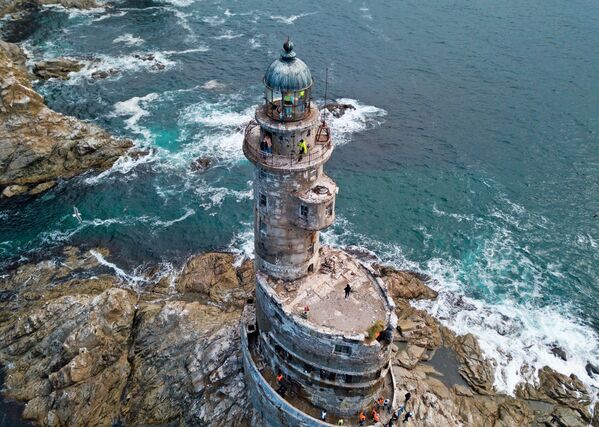 Свет во тьме: самые живописные маяки мира - фото