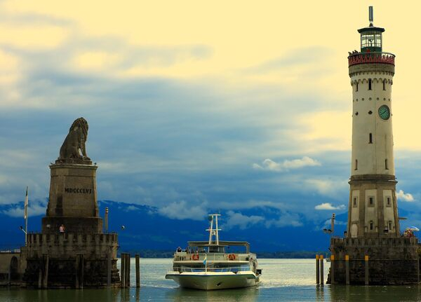 Свет во тьме: самые живописные маяки мира - фото