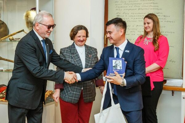 В Минске открылась выставка, посвященная казахскому поэту Абаю Кунанбаеву В Минске открылась выставка, посвященная казахскому поэту Абаю Кунанбаеву