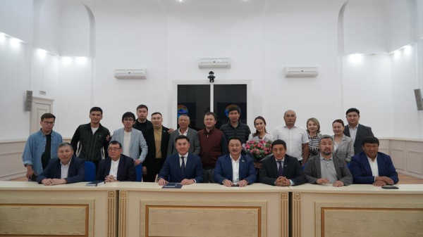 Сегодня в Кокшетау, накануне республиканского айтыса, аким города Ануар Кумпекеев встретился с участниками большого поэтического состязания.