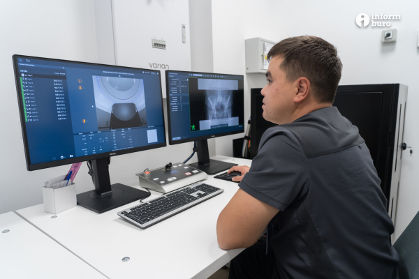 
"Многие нам завидуют". Новые аппараты с ИИ-технологией для лечения онкозаболеваний показали в Алматы
