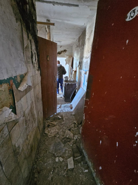 Жильцы дома в селе Елтай не могут добиться переселения из аварийного дома
