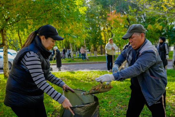 Артисты столицы приняли участие в уборке города в рамках экомесячника