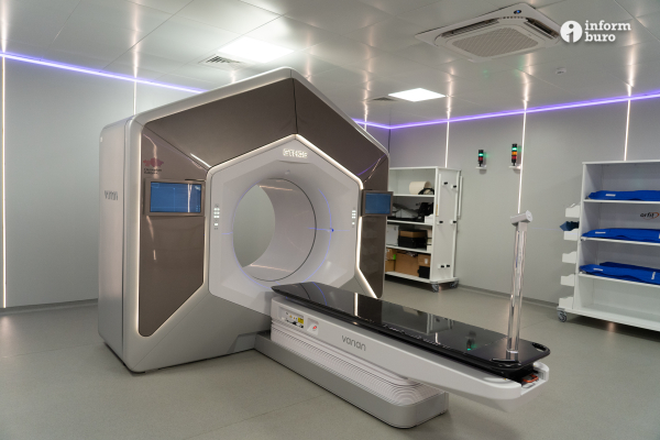 
"Многие нам завидуют". Новые аппараты с ИИ-технологией для лечения онкозаболеваний показали в Алматы
