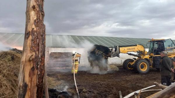 16 тонн сена загорелись в Акмолинской области: огонь тушили спасатели и добровольцы