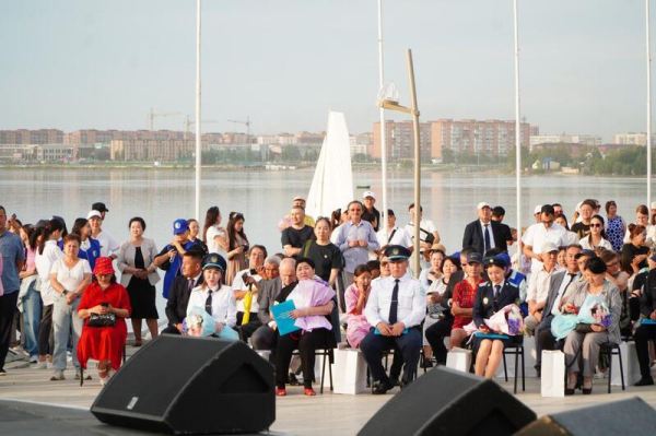 Конституции – 30 лет: праздник объединил акмолинцев на набережной «Жагалау»