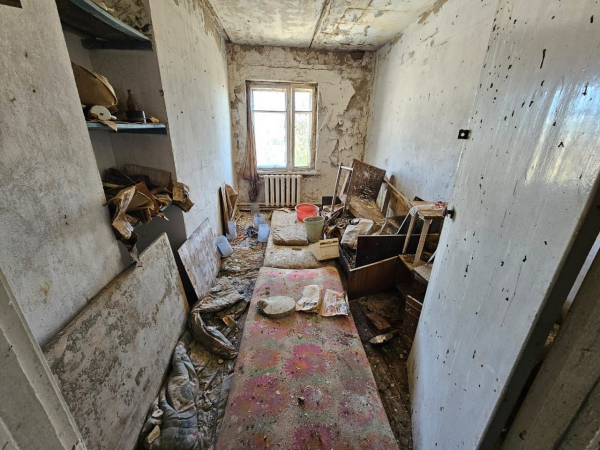 Жильцы дома в селе Елтай не могут добиться переселения из аварийного дома
