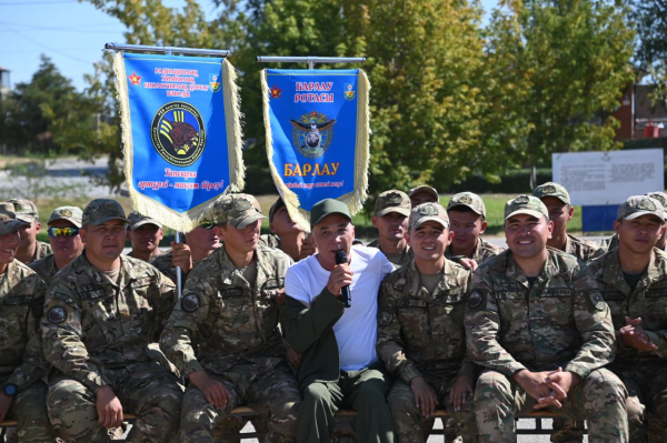 Солдаты встретились с автором военных песен Виватом Басовым Солдаты встретились с автором военных песен Виватом Басовым
