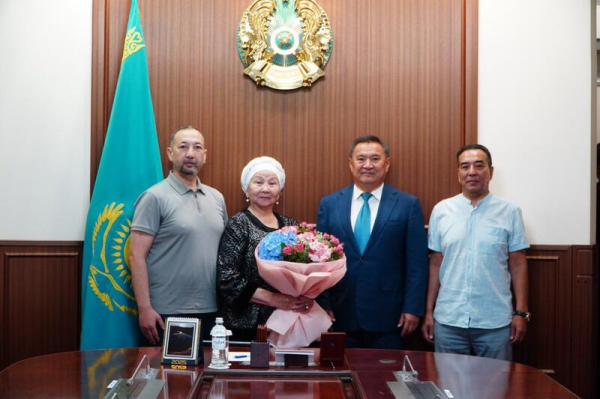 Аким Акмолинской области встретился с коллективом театра