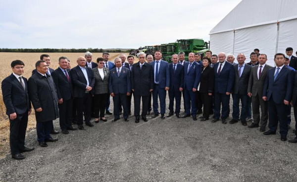 Глава государства ознакомился с ходом уборочной кампании в Акмолинской области