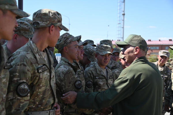 Солдаты встретились с автором военных песен Виватом Басовым Солдаты встретились с автором военных песен Виватом Басовым