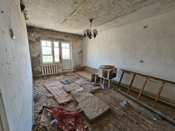 Жильцы дома в селе Елтай не могут добиться переселения из аварийного дома
