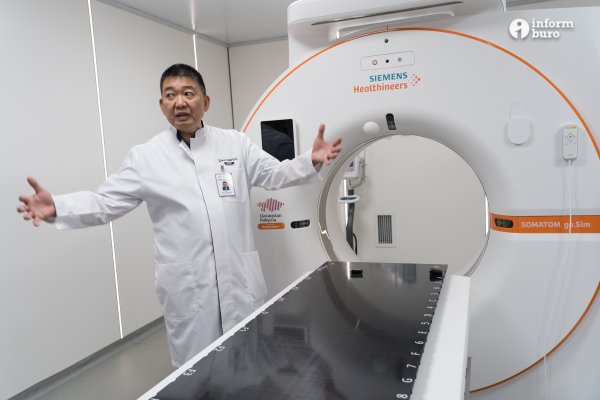 
"Многие нам завидуют". Новые аппараты с ИИ-технологией для лечения онкозаболеваний показали в Алматы
