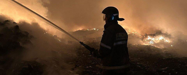 Пожар на мусорном полигоне под Алматы тушат около суток Пожар на мусорном полигоне под Алматы тушат около суток