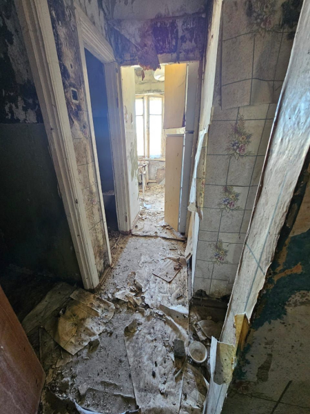 Жильцы дома в селе Елтай не могут добиться переселения из аварийного дома
