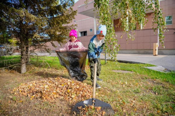 Артисты столицы приняли участие в уборке города в рамках экомесячника