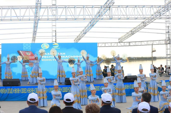 Конституции – 30 лет: праздник объединил акмолинцев на набережной «Жагалау»