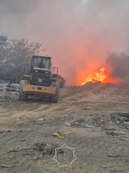 Пожар на мусорном полигоне под Алматы тушат около суток Пожар на мусорном полигоне под Алматы тушат около суток