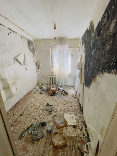 Жильцы дома в селе Елтай не могут добиться переселения из аварийного дома
