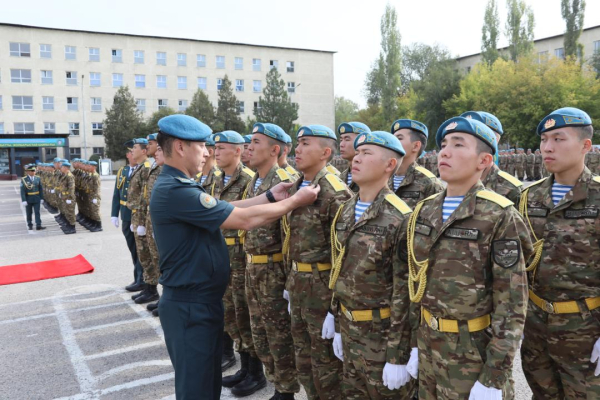 Свыше тысячи бойцов Десантно-штурмовых войск простились с Боевым знаменем