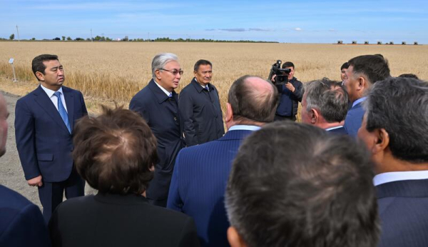 Глава государства ознакомился с ходом уборочной кампании в Акмолинской области