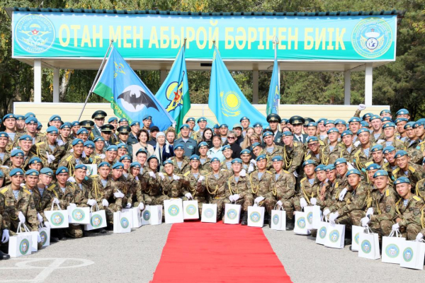 Свыше тысячи бойцов Десантно-штурмовых войск простились с Боевым знаменем Свыше тысячи бойцов Десантно-штурмовых войск простились с Боевым знаменем