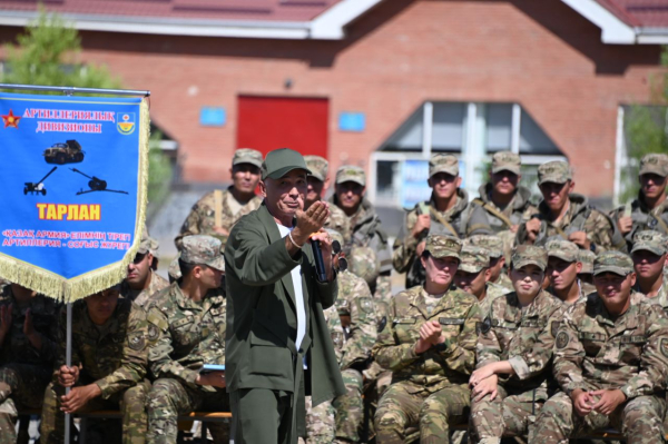 Солдаты встретились с автором военных песен Виватом Басовым Солдаты встретились с автором военных песен Виватом Басовым
