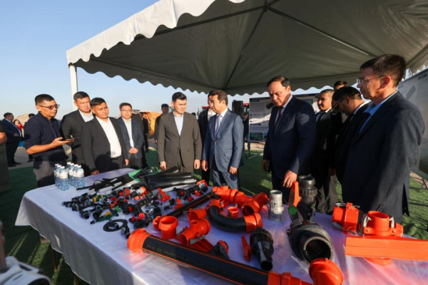 Айдарбек Сапаров заложил капсулу нового завода сельхозтехники в Таразе Айдарбек Сапаров заложил капсулу нового завода сельхозтехники в Таразе