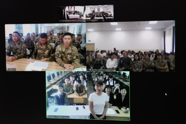 «На связи школа»: солдаты пообщались с учителями и школьниками «На связи школа»: солдаты пообщались с учителями и школьниками