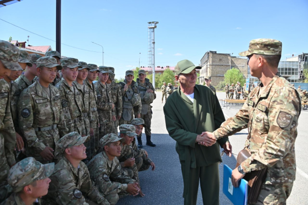Солдаты встретились с автором военных песен Виватом Басовым Солдаты встретились с автором военных песен Виватом Басовым