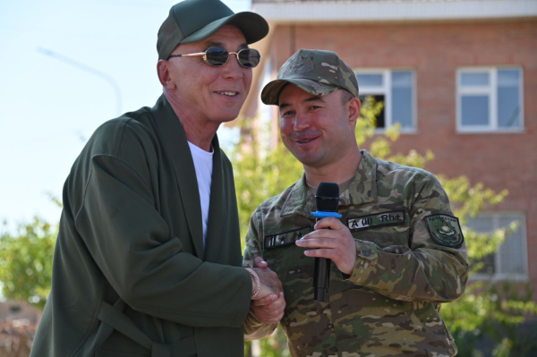 Солдаты встретились с автором военных песен Виватом Басовым Солдаты встретились с автором военных песен Виватом Басовым